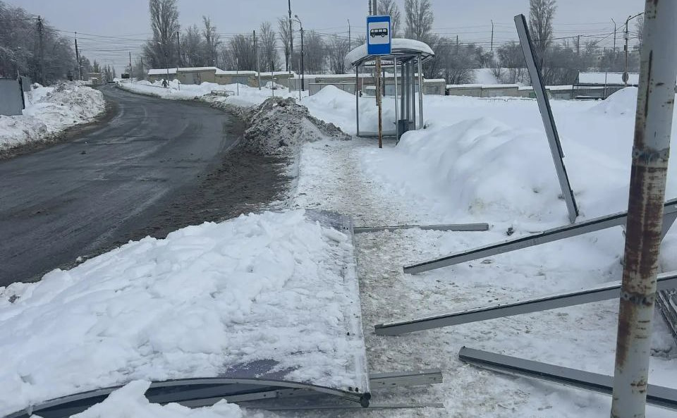 63-летняя саратовчанка госпитализирована после обрушения павильона на Прудной