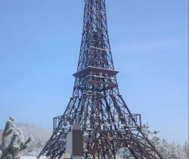 Балаковец упал с "Эйфелевой башни", но остался жив