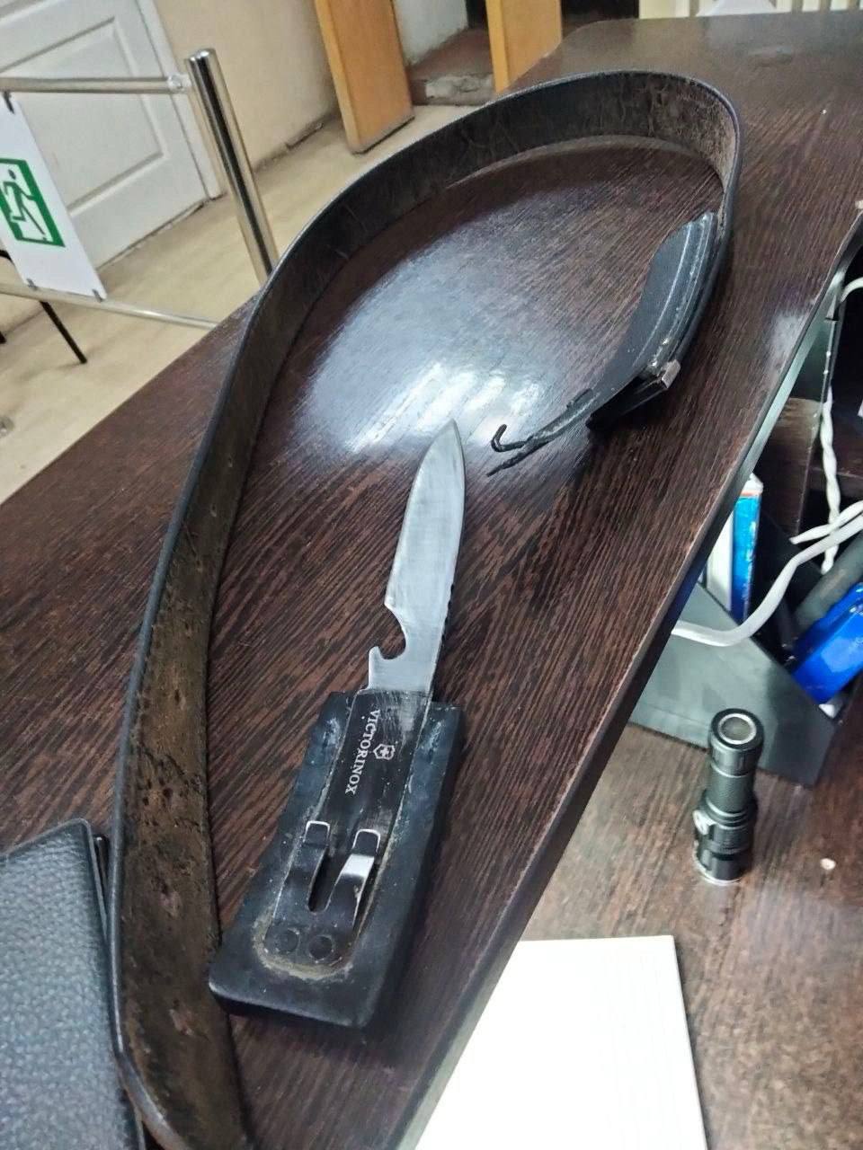 Должник пришел к судебным приставам в ремне с сюрпризом