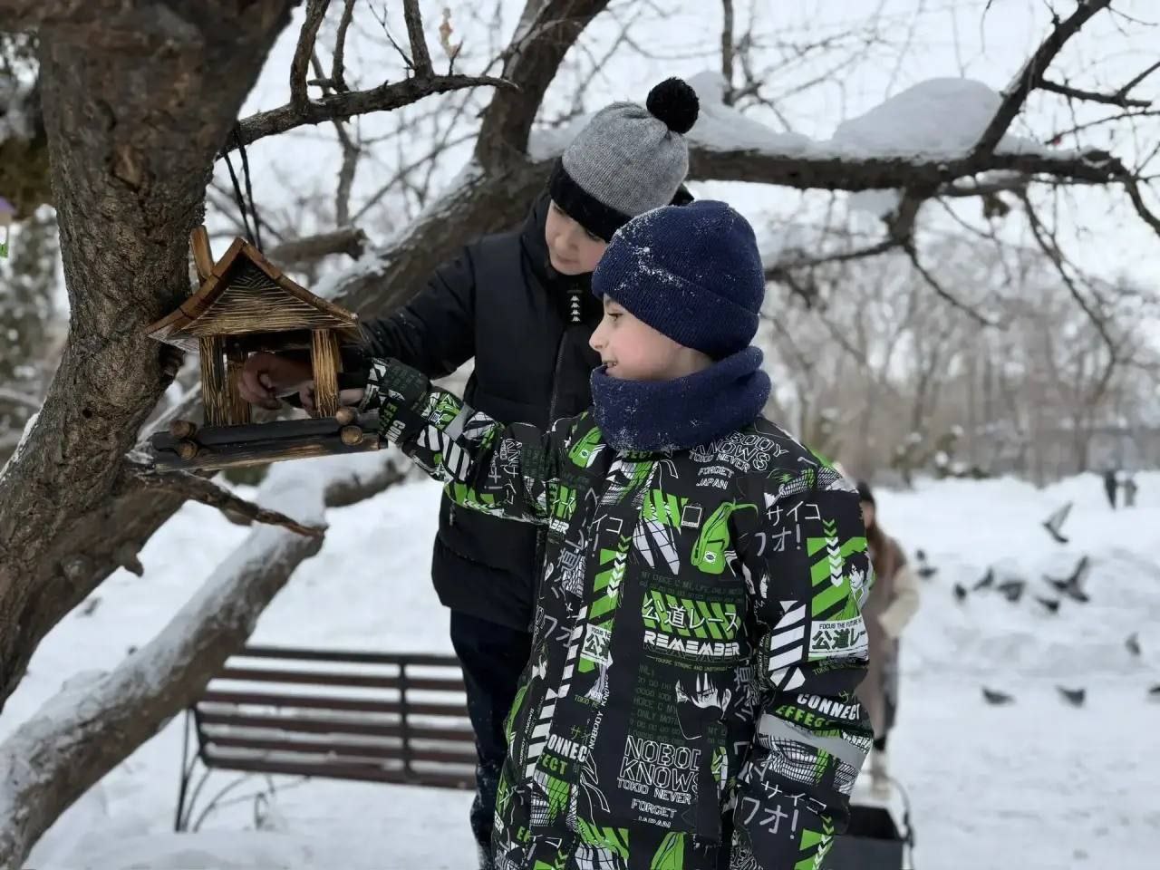 На новой экотропе в Ленинском районе Саратова появились "птичьи столовые"