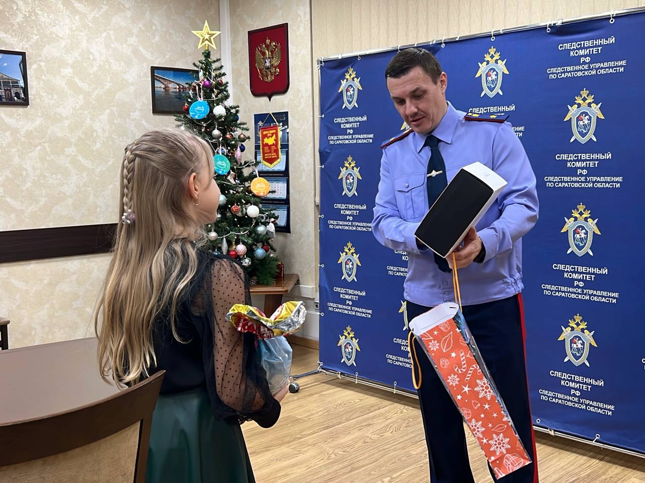 Глава саратовского Следкома исполнил новогоднее желание 9-летней Василисы