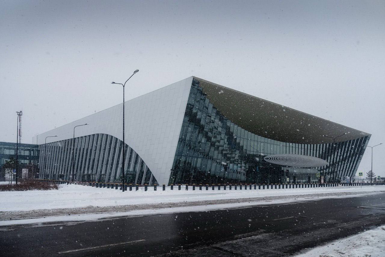 Из-за сбоя в аэропорту Саратова пассажиров регистрируют вручную