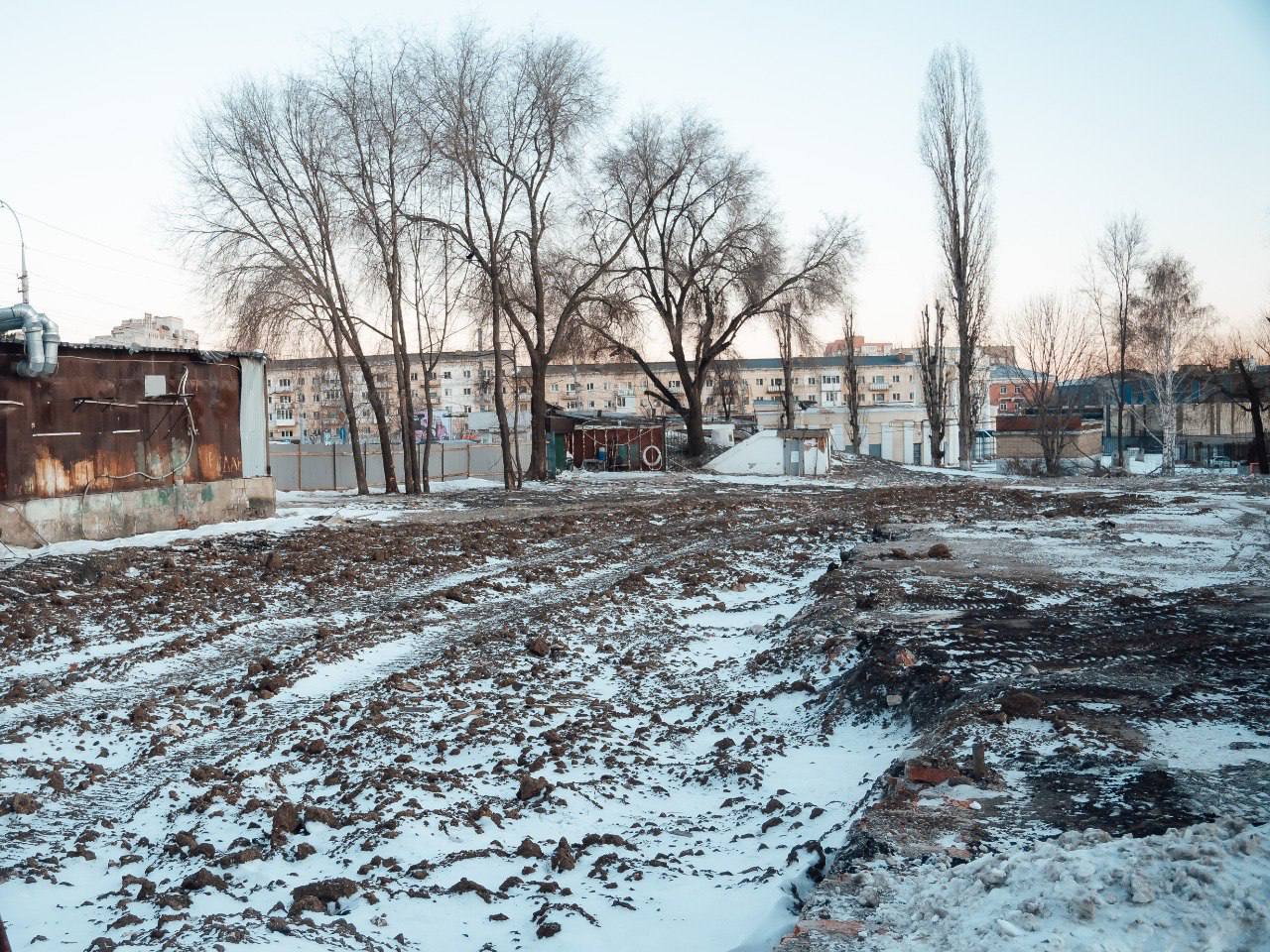 На Привокзальной площади Саратова снесли общежитие