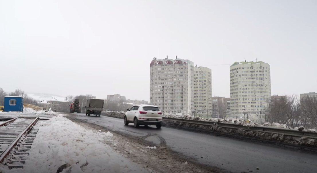 На "Стрелке" в Саратове монтируют лестницы и готовят основание под трамвайные пути