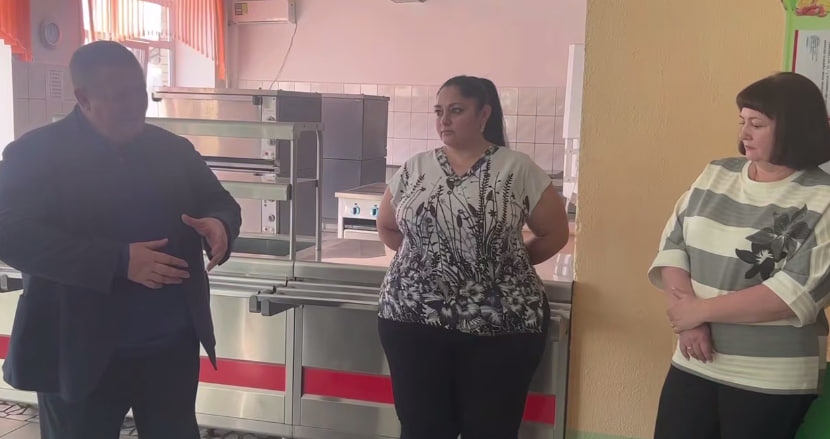 Панков обсудил с учителями и родителями качество школьного питания в Пугачеве