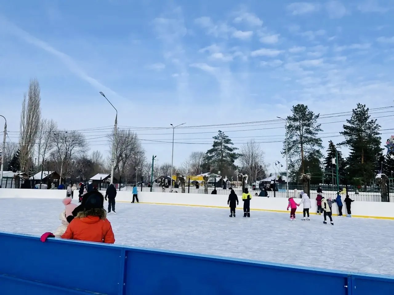 Роспотребнадзор напомнил о необходимости зимних прогулок для детей