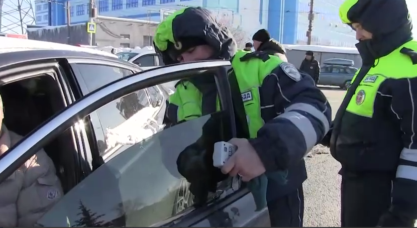 С начала года на дорогах Саратовской области остановили 2061 любителя тонировки