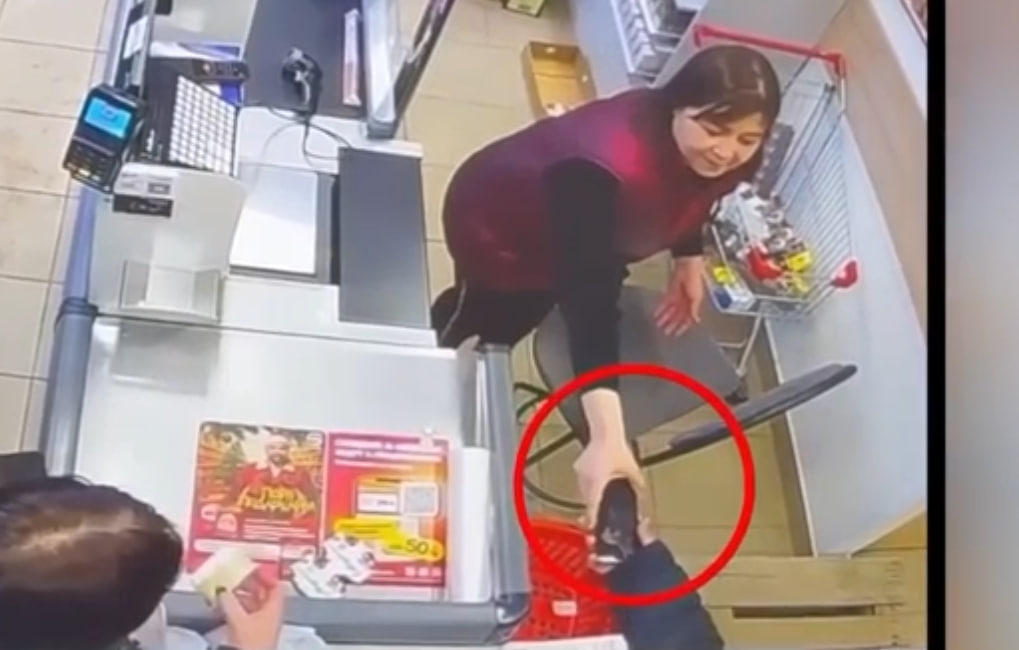 Саратовец зашел в магазин рассчитаться, а вышел с чужим гаджетом за 30 тысяч рублей