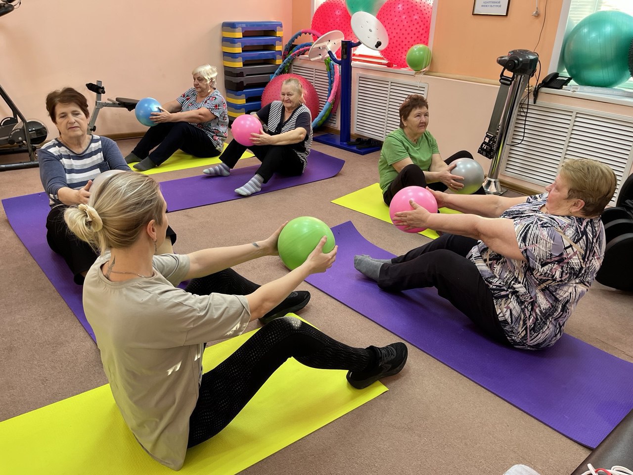 Саратовские пенсионеры занимаются профилактикой артроза и делают елочные игрушки