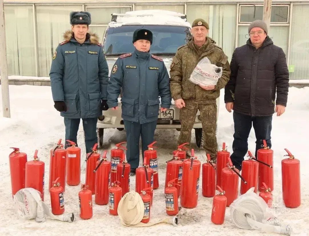 Саратовские сотрудники МЧС отправили бойцам СВО 30 огнетушителей