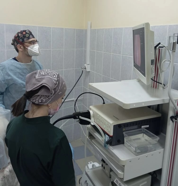 Саратовские врачи спасли ребенка, удалив опухоль кишечника без единого разреза