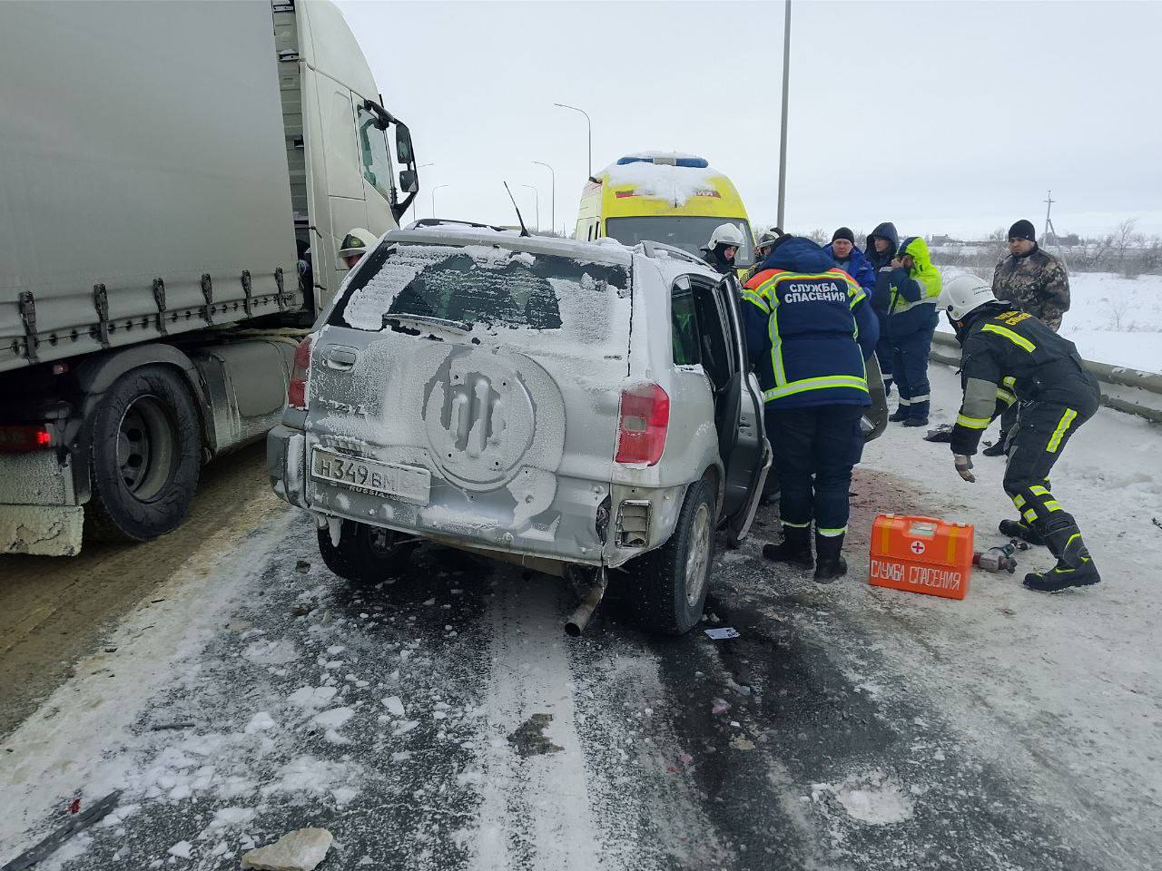 Саратовским спасателями пришлось деблокировать женщину после ДТП в Гагаринском районе
