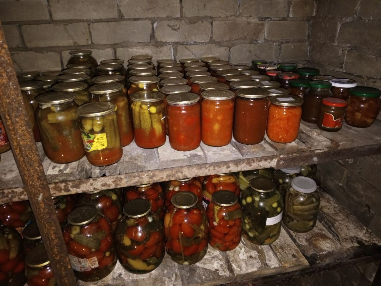 Саратовцам объяснили, кого смогут оштрафовать за хранение закруток в подвалах