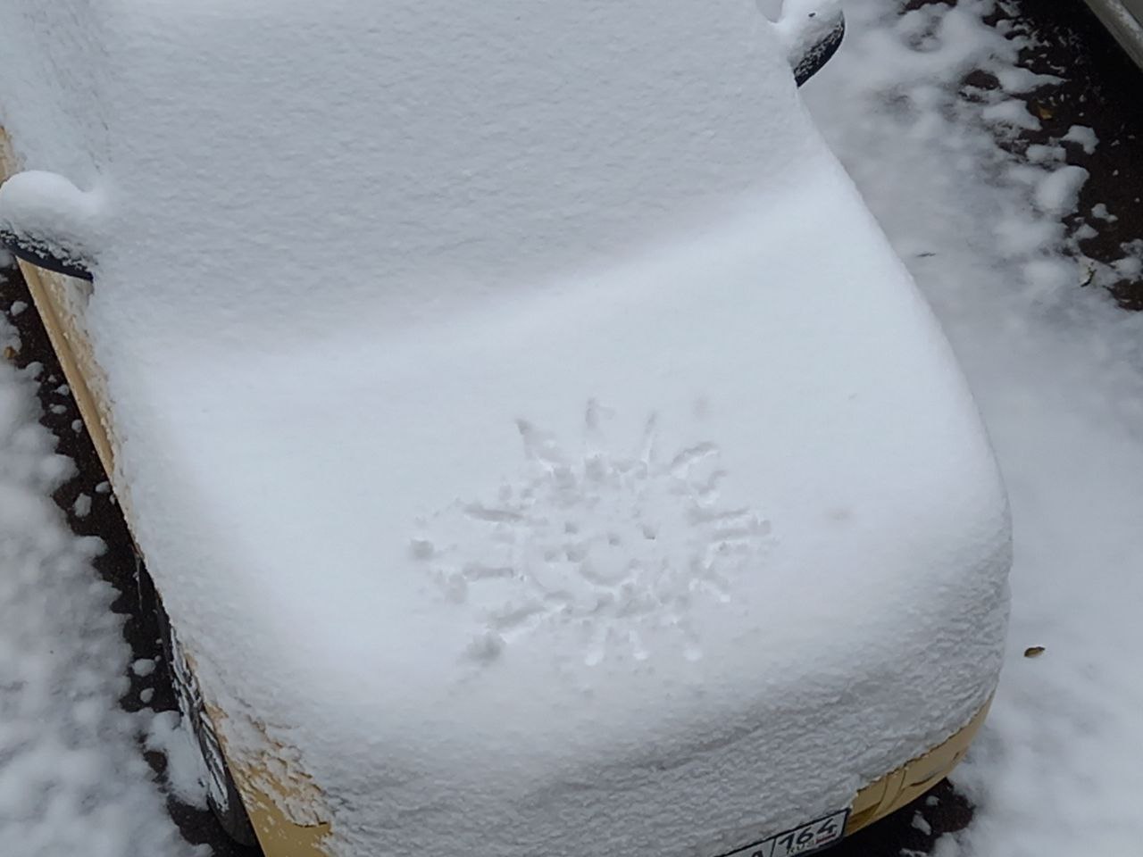 машина в снегу.jpg