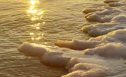 Саратовцам рассказали, как образуется прибрежный ледяной вал