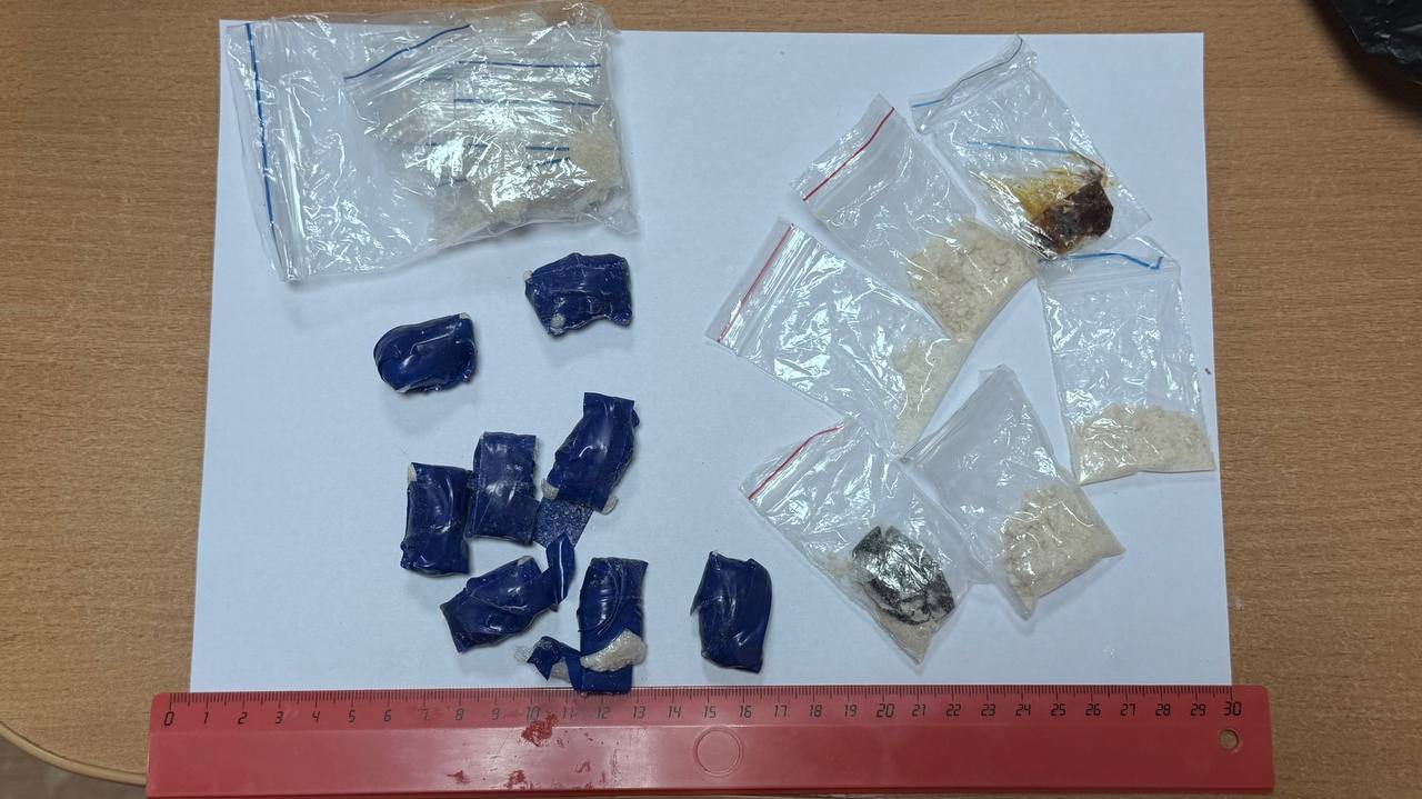 У энгельситки изъяли почти килограмм синтетических наркотиков