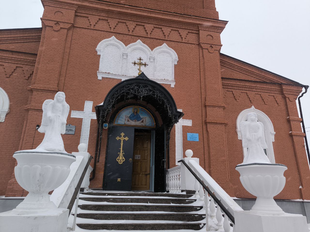 У входа в храм под Саратовом появились снежные ангелы