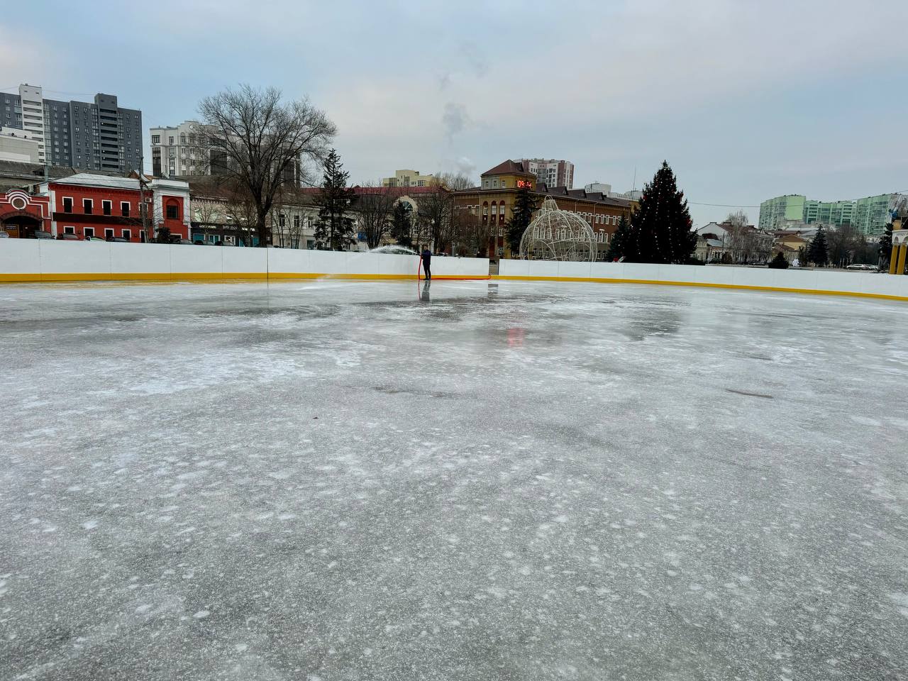 В Энгельсе активно заливаются катки