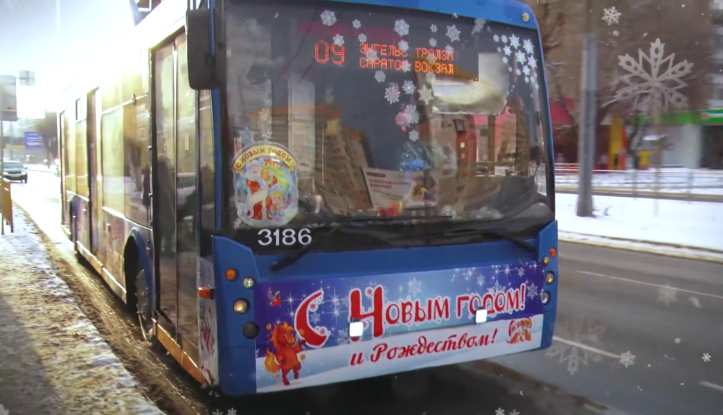 В Энгельсе на маршруты вышел праздничный троллейбус