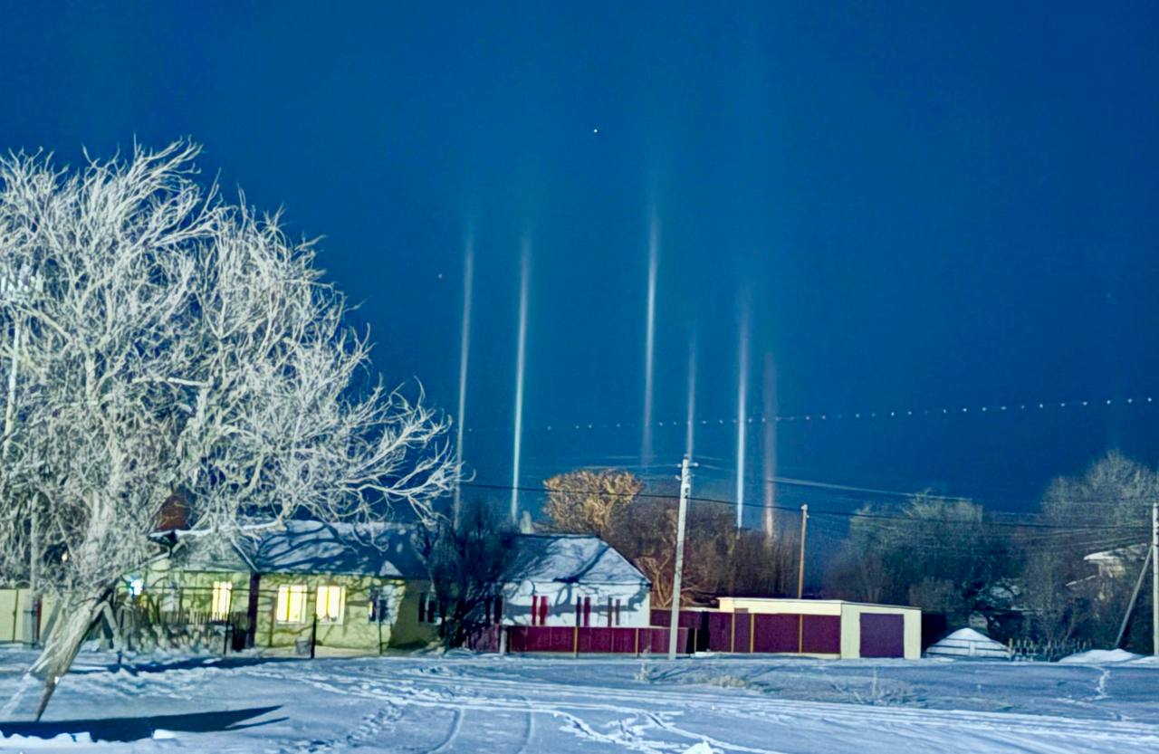 В небе над Саратовом заметили световые лучи