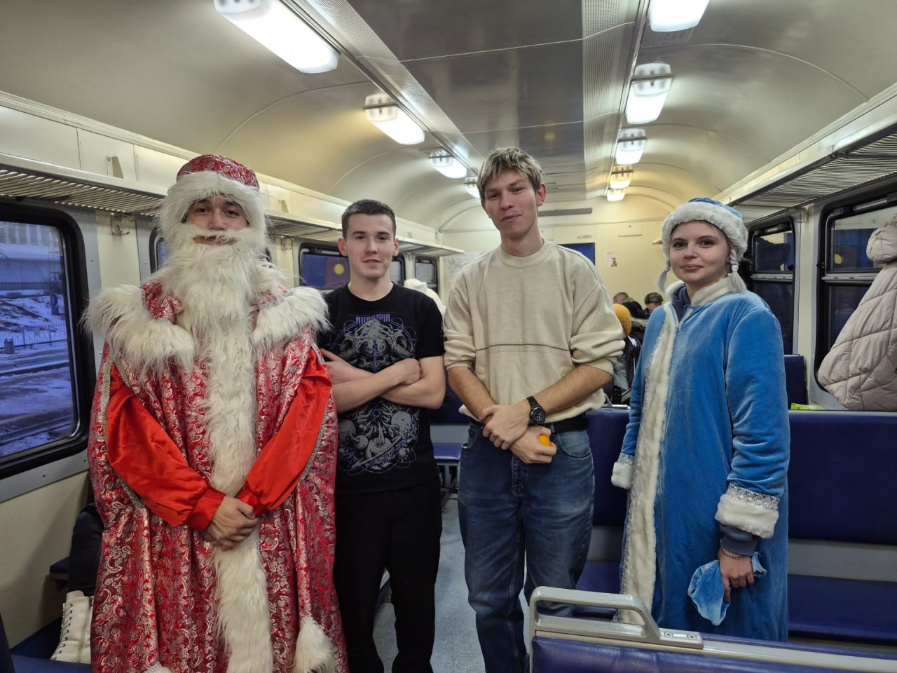 В пригородных поездах в Саратовской области можно встретить Деда Мороза и Снегурочку