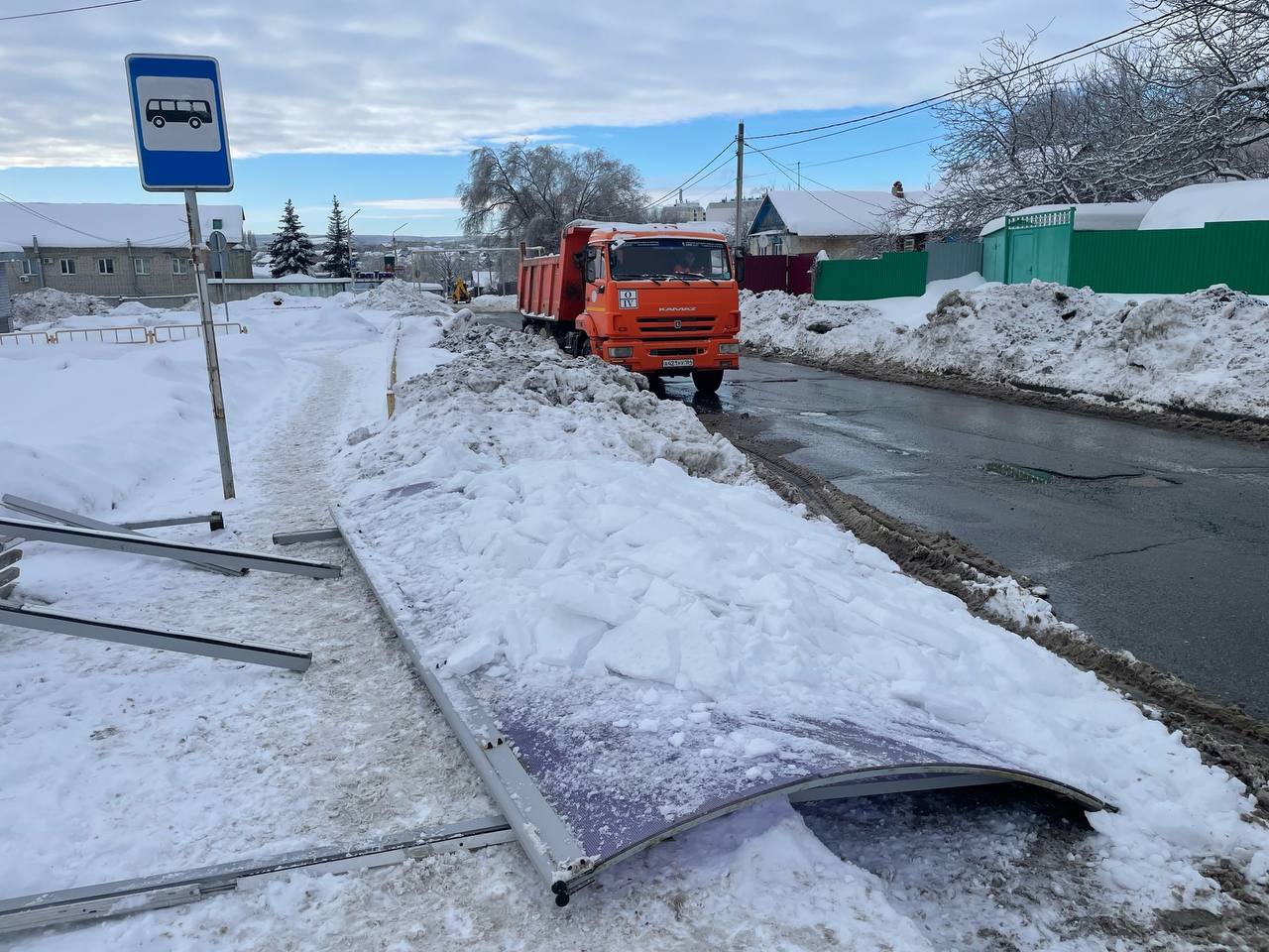 В Саратове возбуждено уголовное дело из-за обрушения остановки на пенсионерку
