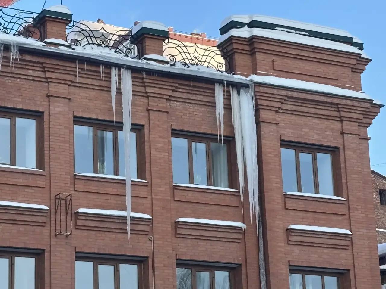 В Саратове за снег и наледь на крышах домов возбудили административные дела