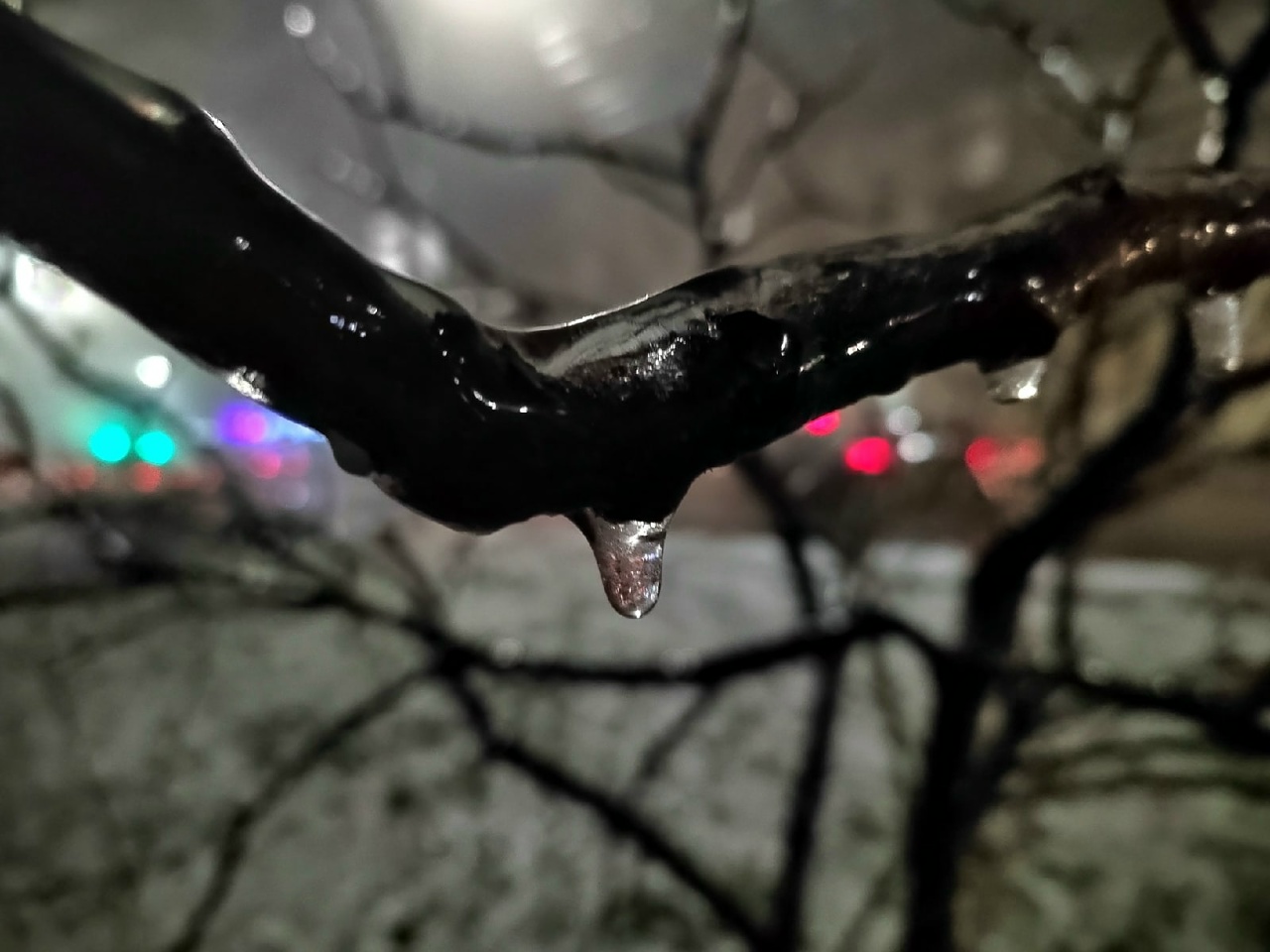 В Саратовской области более 70 бригад восстанавливают энергоснабжение после непогоды