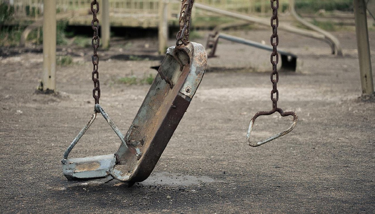 В Саратовской области при падении с качелей погибла 7-летняя девочка