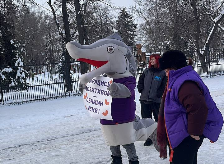 В центре Саратова стерлядь обнимала прохожих и заряжала их позитивом