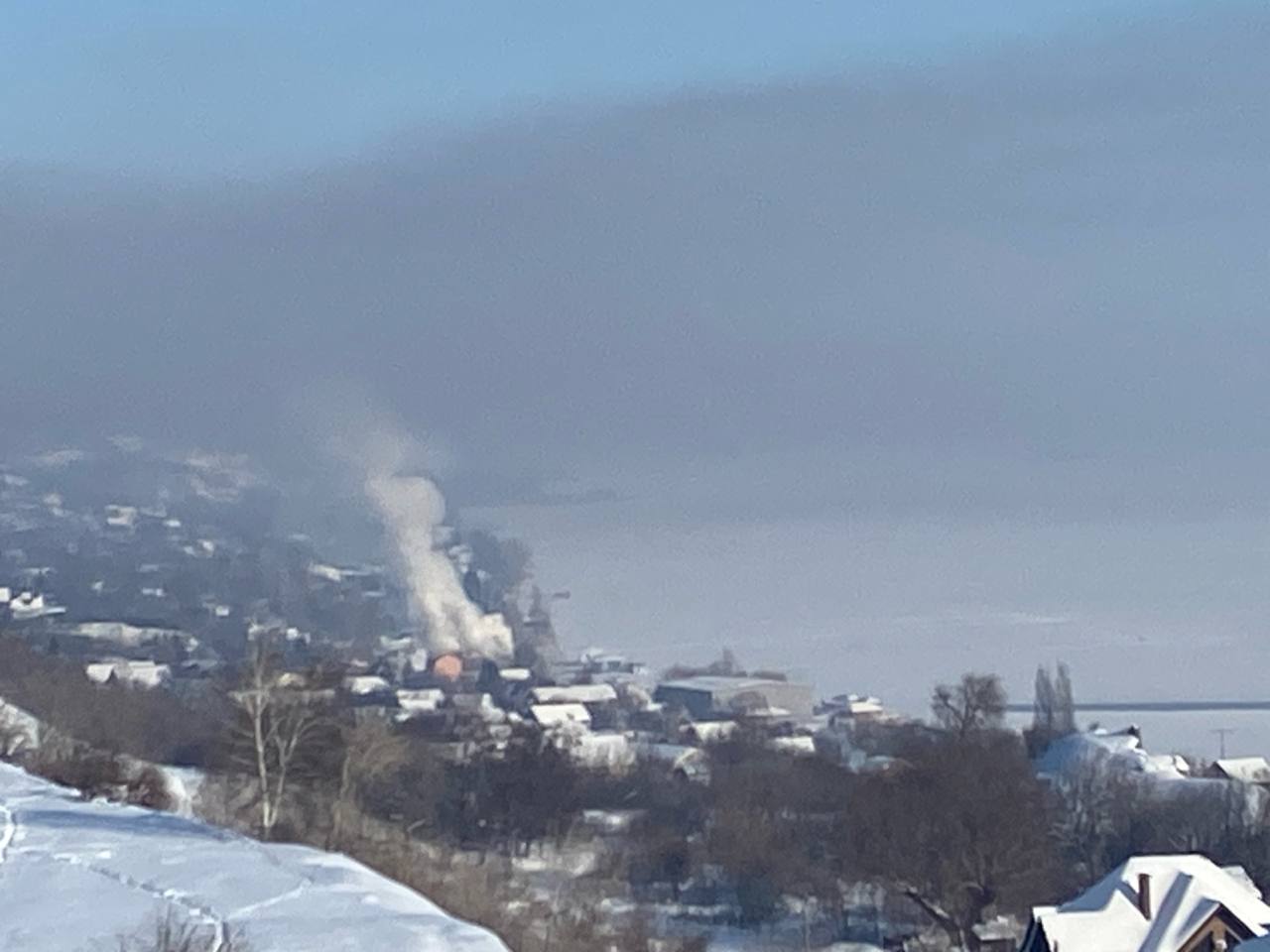 В Затоне шесть пожарных расчетов тушат горящий частный дом
