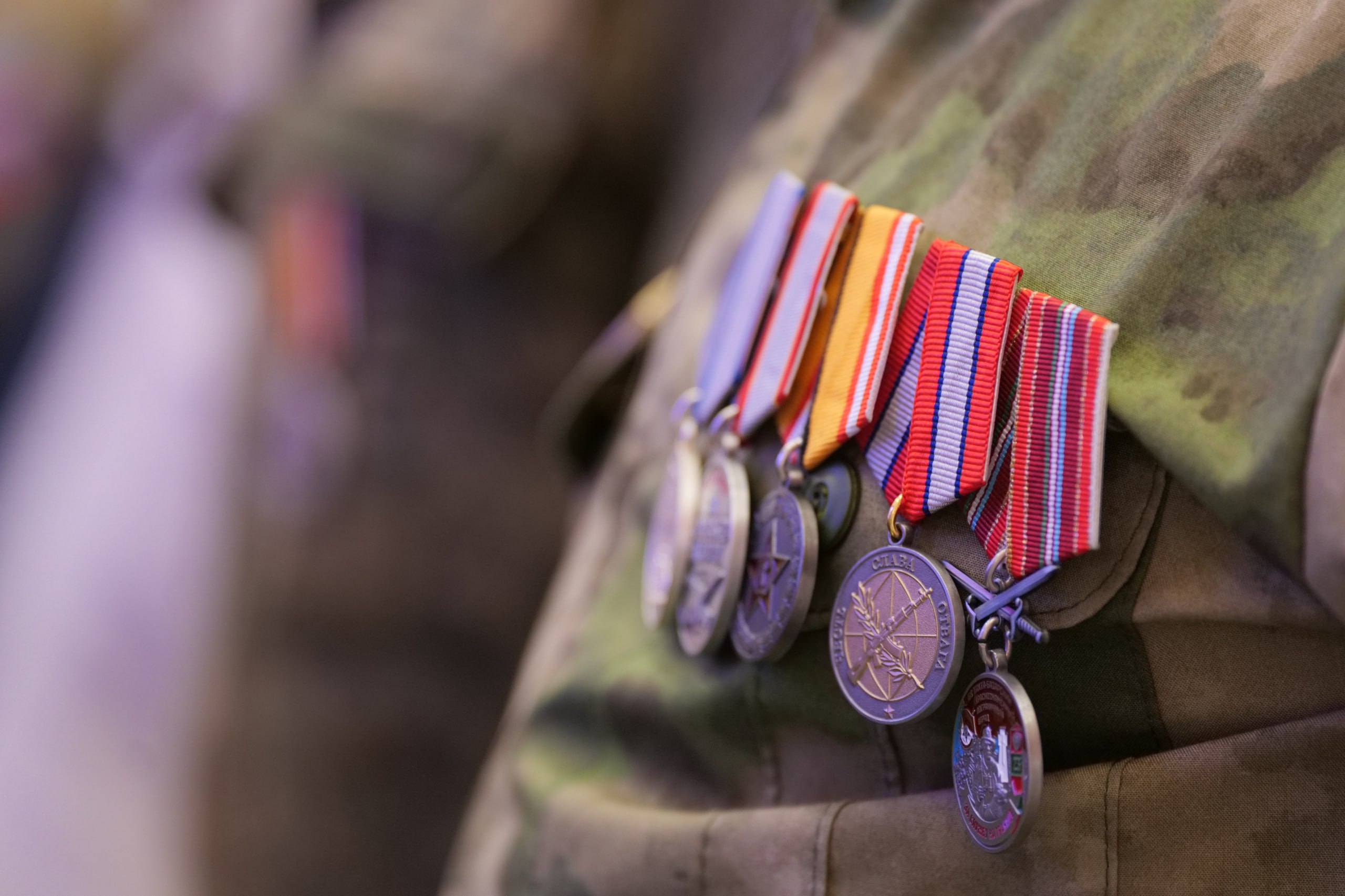 Ветераны СВО и их жены смогут открыть свое дело с помощью соцконтракта