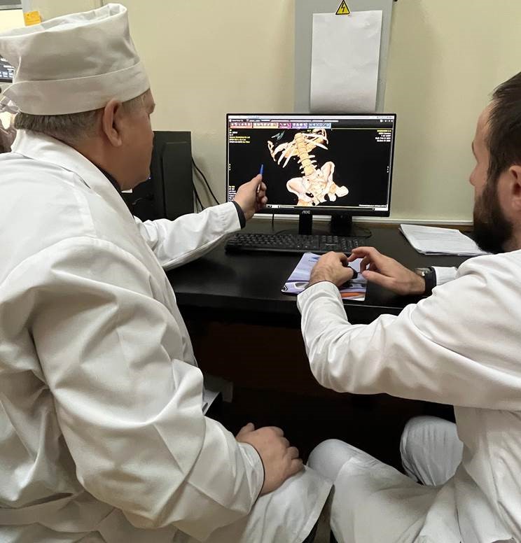 Врачи саратовского медуниверситета спасли участника СВО, достав осколок из спинного мозга