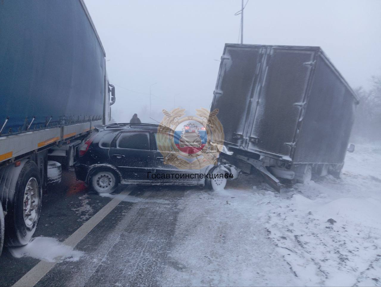 Из-за непогоды на трассе под Саратовом произошло массовое ДТП